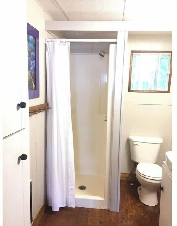 Douche, sèche-cheveux, serviettes fournies, savon