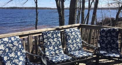 Cozy Lakeside Cabin, pet friendly, close to Trans Canada Highway