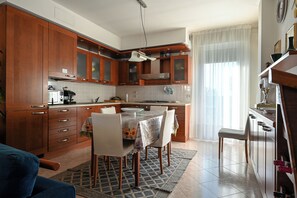 Fridge, microwave, oven, stovetop - PENTHOUSE WITH BEAUTIFUL TERRACE (Lido di Jesolo)