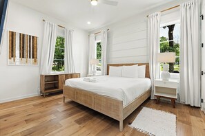 7 soverom, skrivebord, strykejern/-brett og reiseseng for barn