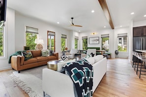TV, fireplace, offices - Carlton Landing-The Treehouse (Carlton Landing)