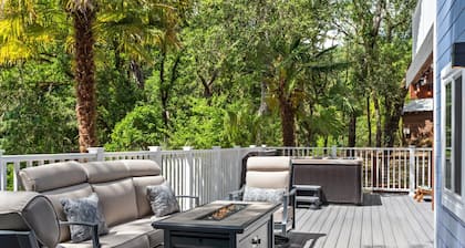 Cosmo Retreat~Stylish Fun in the Redwoods w/BocceBall/HotTub/Pup/WiFi/AC