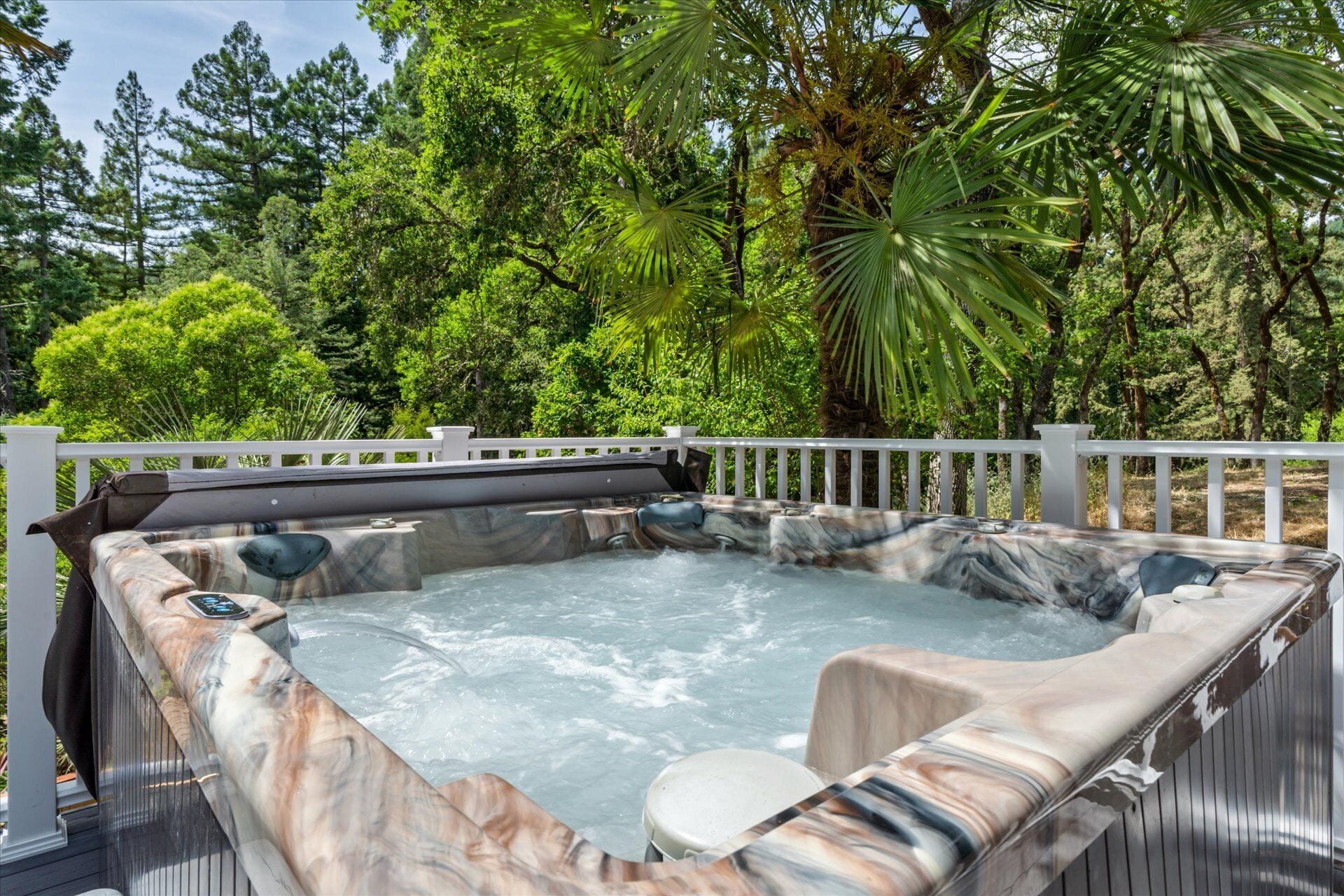 Banyera d'hidromassatge a l'aire lliure