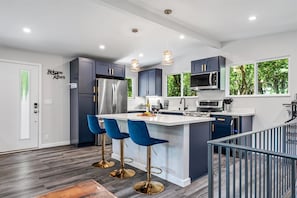 Refrigerador, microondas, horno, placa de cocina