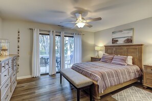 3 habitaciones, escritorio y tabla de planchar con plancha