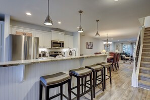 Kjøleskap, mikrobølgeovn, kokeplater og oppvaskmaskin