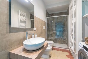 Apartment | Bathroom shower - Casa Ester in San Salvario by Wonderful Italy (Turin)