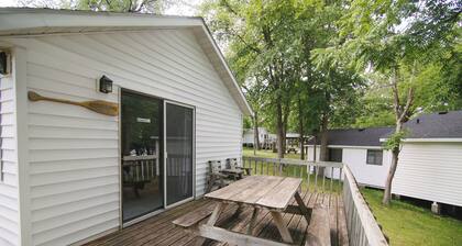 Northern Pines, 2BR lakefront cabin situated in family-friendly Riverside Resort