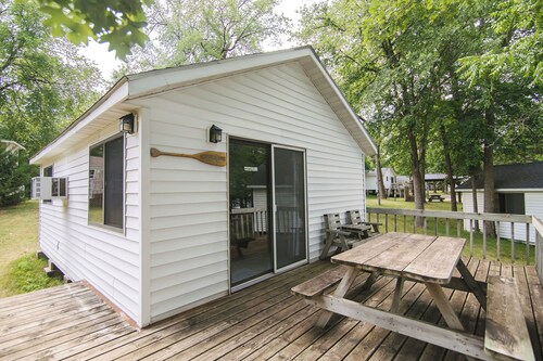 Northern Pines, 2BR lakefront cabin situated in family-friendly Riverside Resort