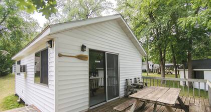 Northern Pines, 2BR lakefront cabin situated in family-friendly Riverside Resort