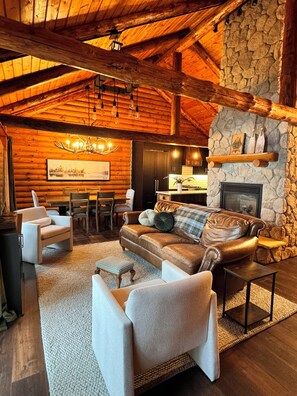 Smart-tv, een open haard, een tafeltennistafel en boeken