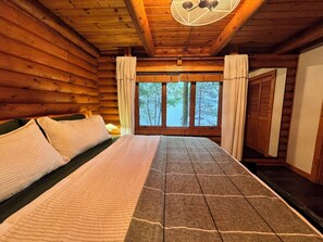 4 slaapkamers, een strijkplank/strijkijzer, reisbedje, gratis wifi