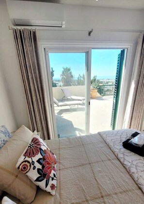 2 chambres, coffres-forts dans les chambres, fer et planche à repasser