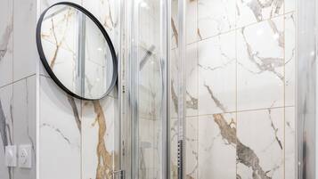 Douche, sĂšche-cheveux, serviettes fournies, savon