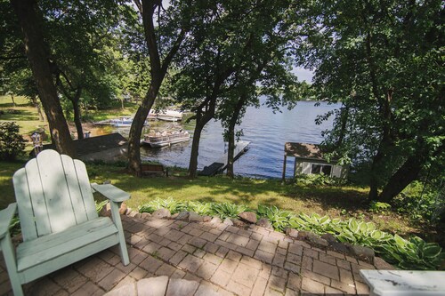 Restful Retreat, deluxe 2BR lakefront cabin with private fire pit 