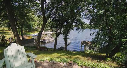 Restful Retreat, deluxe 2BR lakefront cabin with private fire pit