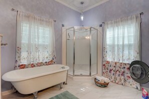 تجهيزات دش، مجففات شعر، مناشف، ورق حمّام