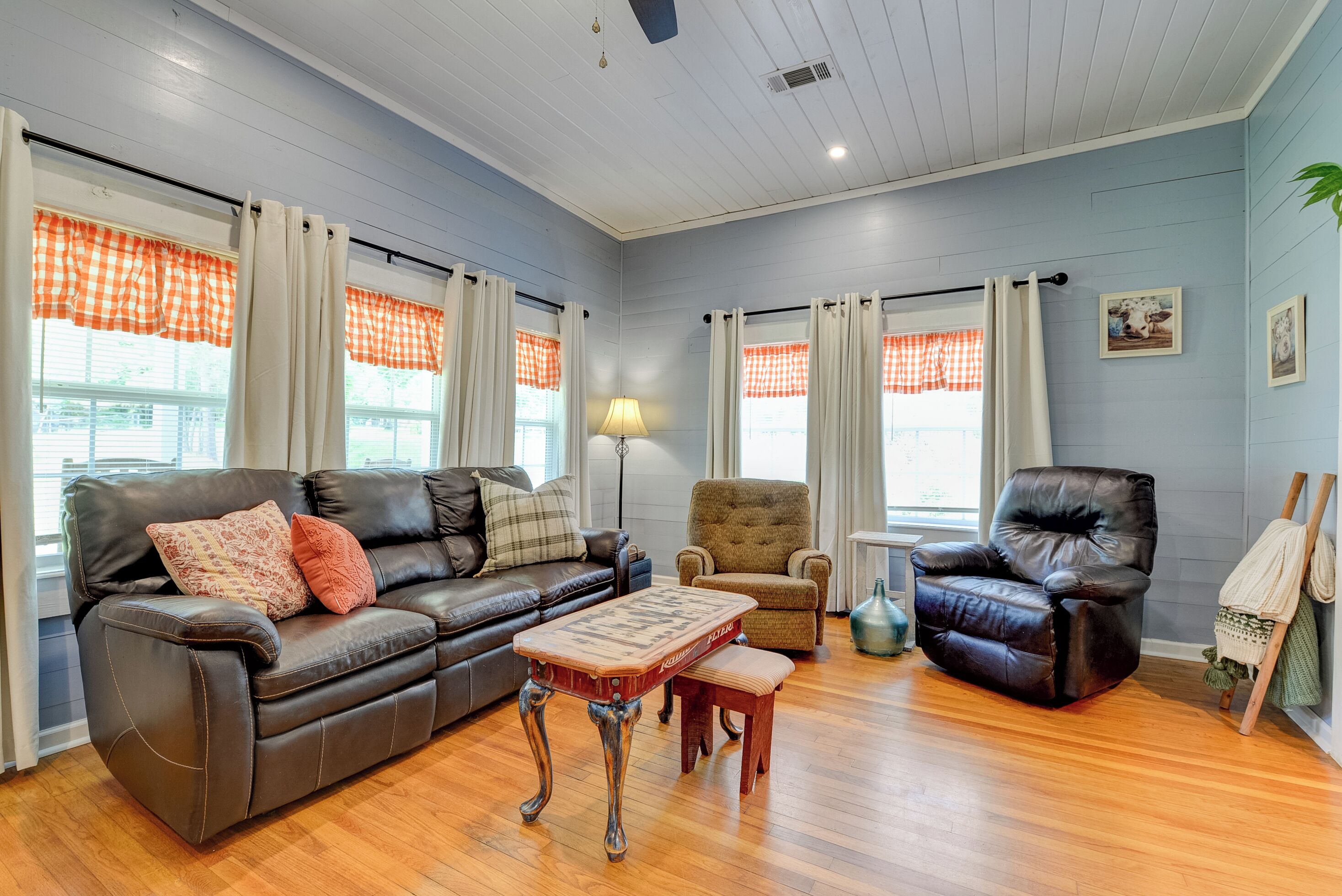 Smart TV, fireplace, stereo