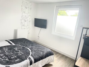 4 bedrooms, iron/ironing board, Internet, bed sheets