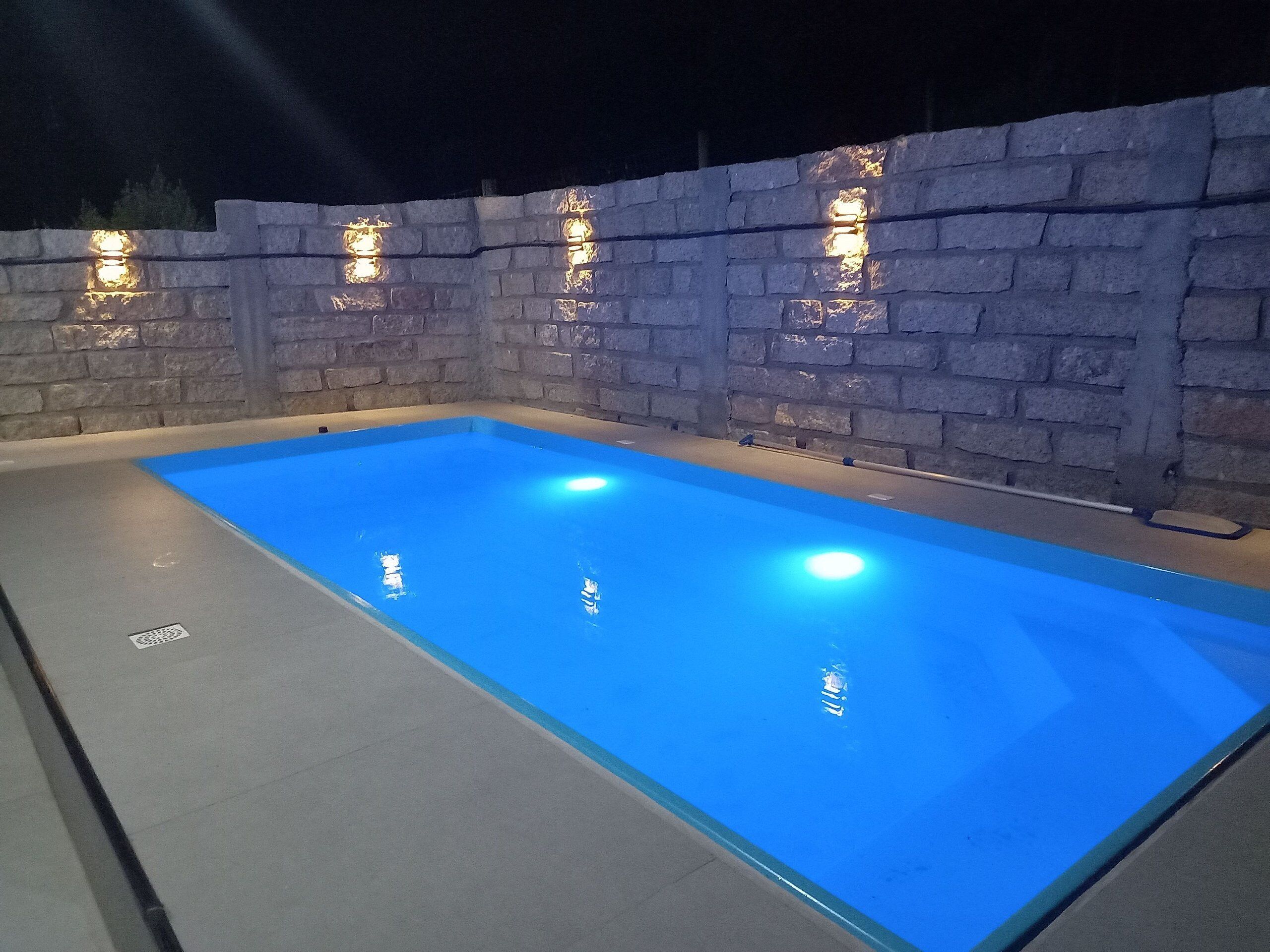 Casa premium | Piscina | Piscina externa, guarda-sóis, espreguiçadeiras