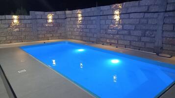 Casa premium | Piscina | Piscina externa, guarda-sóis, espreguiçadeiras