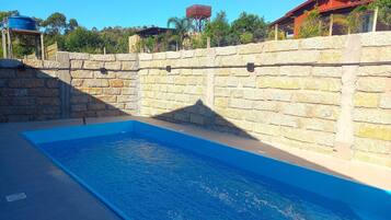 Casa premium | Piscina | Piscina externa, guarda-sóis, espreguiçadeiras