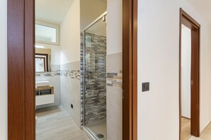 Dusche, Haartrockner, Bidet, Handtücher