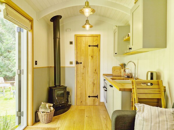Fridge, microwave, oven, toaster - The Bakers Hut - a lodge/cabin that sleeps 2 guests in 1 bedroom (Ashurst)