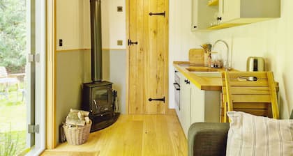 The Bakers Hut - a lodge/cabin that sleeps 2 guests in 1 bedroom