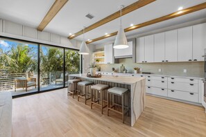 冷蔵庫、電子レンジ、オーブン、コンロ