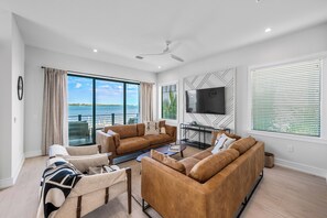 Smart TV, ping pong - Brand New Bayfront Home! Pool and Dock! - Tropic Like It's Hot (Bradenton Beach)