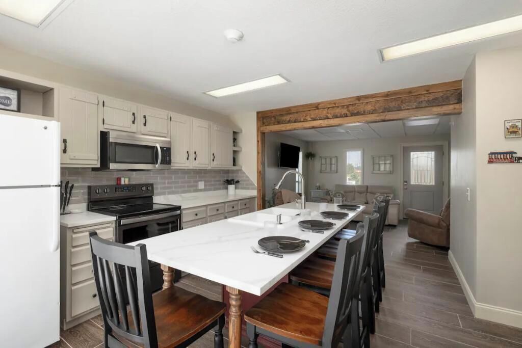 Køleskab, mikrobølgeovn, ovn, kogeplade