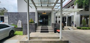 Lobby sitting area - PEPABRI Hotel & Resort (Cilimus)