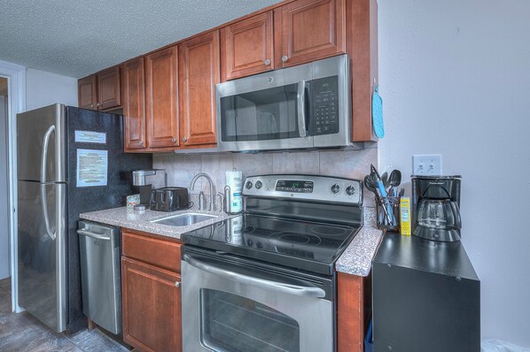 Refrigerador, microondas, horno y parrilla de estufa 