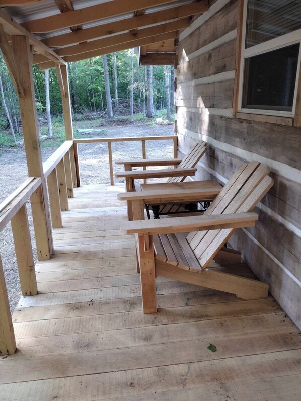 Outdoor dining - “The Fox Den” WhittleSticks Cabin in Lancing (Lancing)