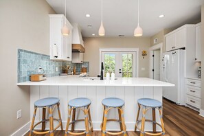 Kylskåp, mikrovågsugn, ugn och spishäll