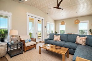 Tv, eldstad och böcker