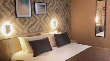 Quarto casal | Roupas de cama premium, cofres nos quartos, escrivaninha