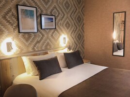 Quarto casal | Roupas de cama premium, cofres nos quartos, escrivaninha