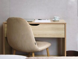 Roupas de cama premium, cofres nos quartos, escrivaninha
