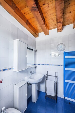 Apartment, Poolblick | Badezimmer | Dusche, kostenlose Toilettenartikel, Bidet, Handtücher
