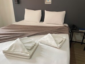 标准双人房或双床房, 阳台, 花园景观 | 免费 WiFi、床单