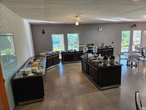 供应午餐和晚餐，泳池景观