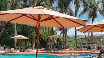 Piscina interna, 2 piscinas externas, guarda-sóis, espreguiçadeiras