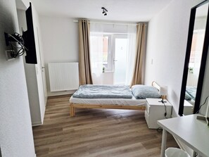 1 bedroom, desk, travel crib, free WiFi - Weser Pension - Dreibettzimmer mit Eigenem Bad Nr. 5 (Brake (Unterweser))