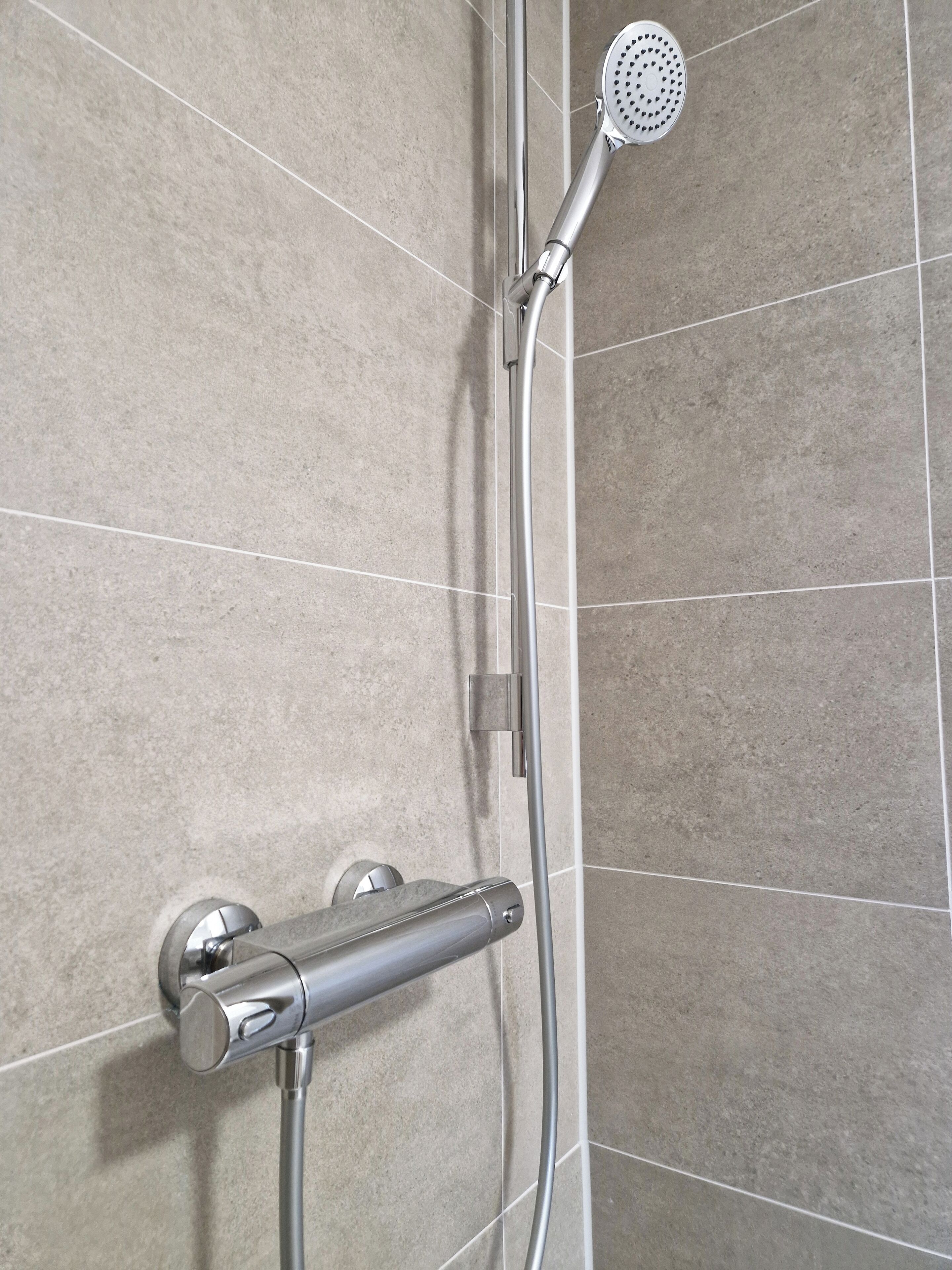 淋浴设施、毛巾、卫生纸