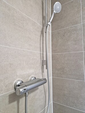 Shower, towels, toilet paper - Weser Pension - Dreibettzimmer mit Eigenem Bad Nr. 5 (Brake (Unterweser))