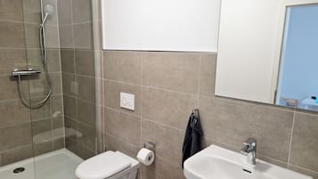 Douche, serviettes fournies, papier toilette