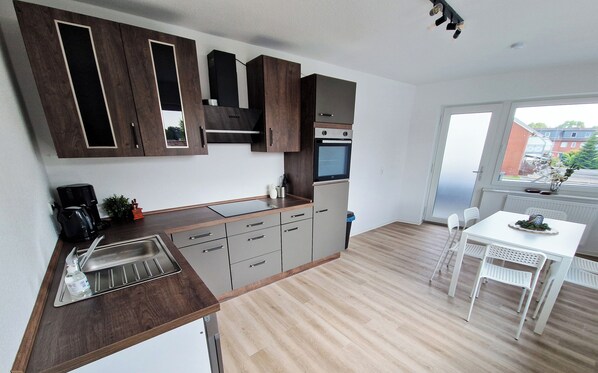 Fridge, microwave, oven, stovetop - Weser Pension - Dreibettzimmer mit Eigenem Bad Nr. 5 (Brake (Unterweser))