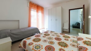 Une chambre à coucher avec un lit, une chaise et une armoire.